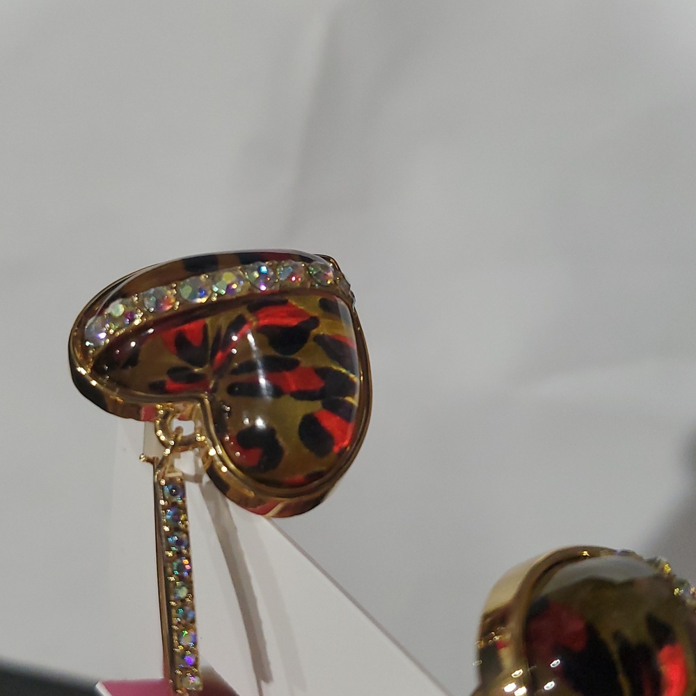 Betsey Johnson gold tone acrylic animal print heart shape pave earrings new - Picture 5 of 10